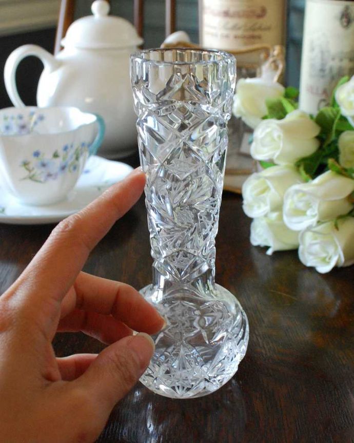 アンティーク 雑貨のガラス小物　アンティーク雑貨　アンティークの花器、シルエットがとっても可愛いフラワーベース。１輪挿しにもオススメです。(pg-4452)