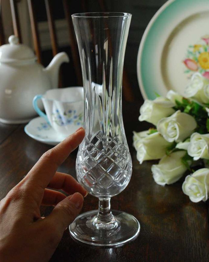 アンティーク 雑貨のガラス小物　アンティーク雑貨　お花の美しさを際立てるガラスフラワーベース（花器）、輝くアンティークプレスドグラス。飾るだけで絵になる美しさ。(pg-4453)