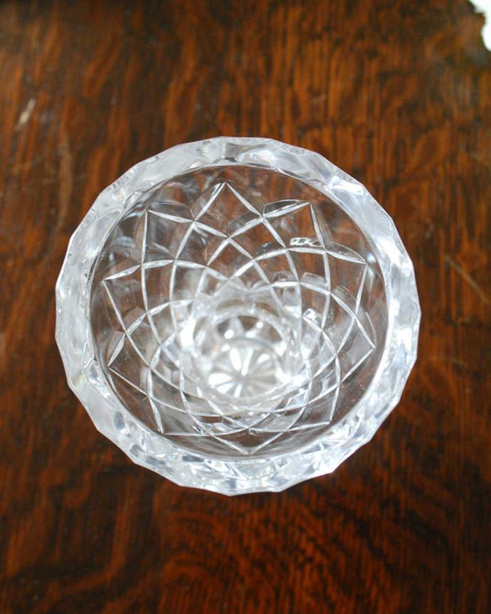 アンティーク 雑貨のガラス小物　アンティーク雑貨　隅々まで装飾がある脚付きアンティークフラワーベースプレスドグラス。上から見るとこんな感じです。(pg-4454)