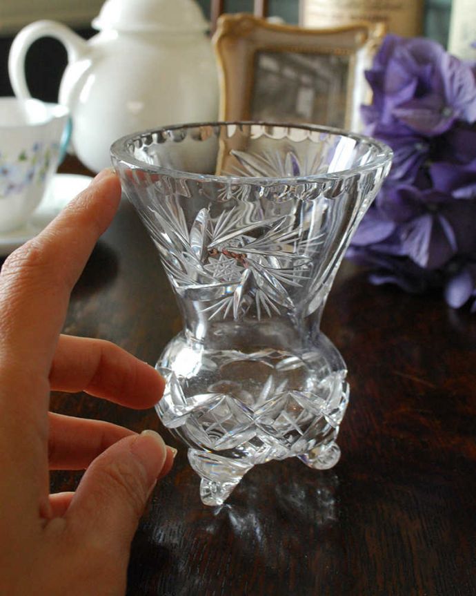 アンティーク 雑貨のガラス小物　アンティーク雑貨　華やかなアンティークプレスドグラス、可愛い脚付きのフラワーベース（花器）。１輪挿しにもオススメです。(pg-4455)