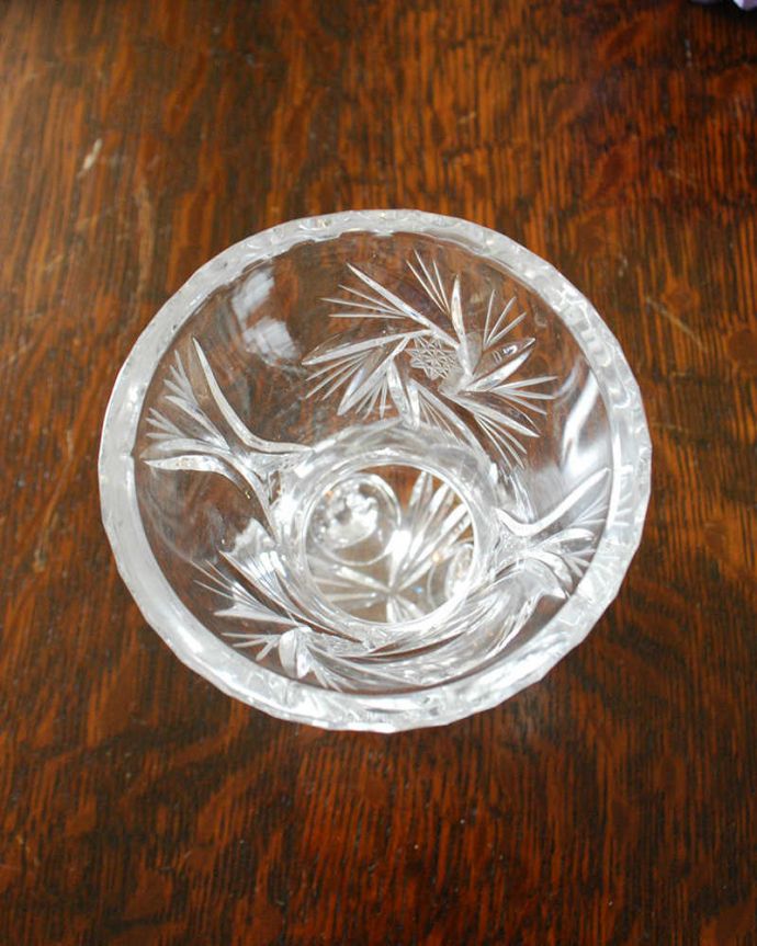 アンティーク 雑貨のガラス小物　アンティーク雑貨　華やかなアンティークプレスドグラス、可愛い脚付きのフラワーベース（花器）。上から見るとこんな感じです。(pg-4455)