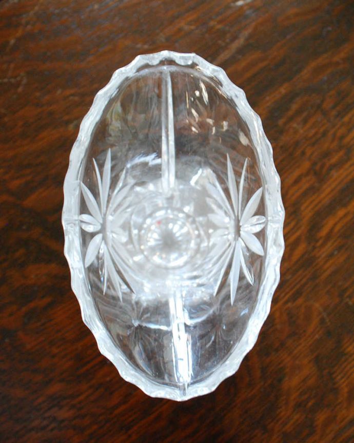 アンティーク 雑貨のガラス小物　アンティーク雑貨　品のある扇型デザインのプレスドグラス、アンティークのフラワーベース。上から見るとこんな感じです。(pg-4457)