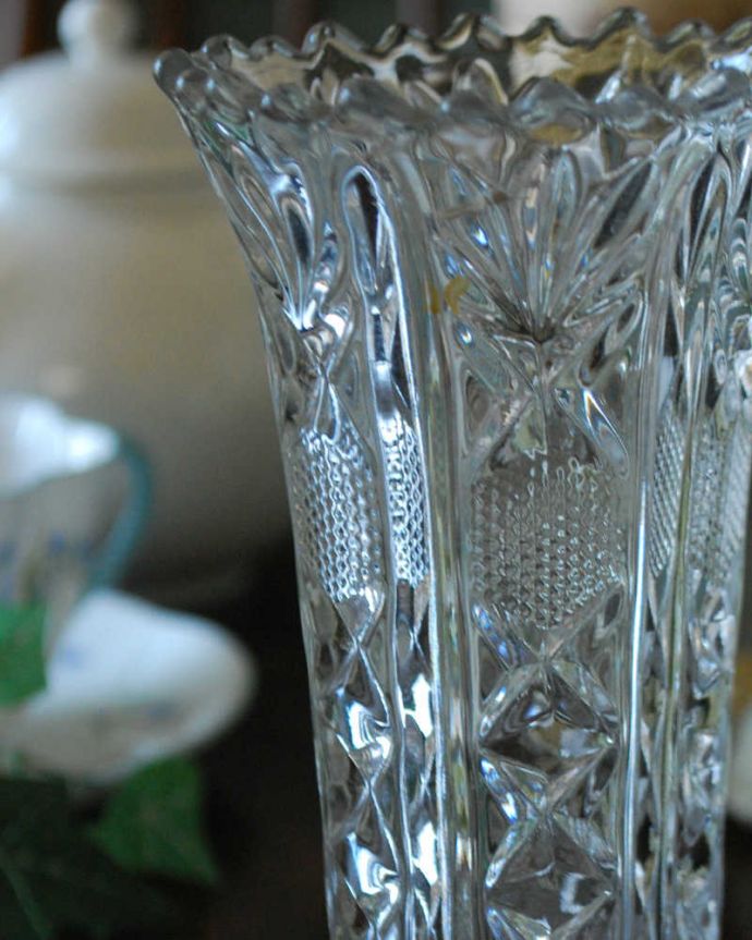 アンティーク 雑貨のガラス小物　アンティーク雑貨　ダイヤのカッティングが美しいフラワーベース、アンティークプレスドグラス（花器）。普段の生活にパッと華を添えてくれるアンティーク気軽に使えるアンティークのプレスドグラスの中で、もっとも英国らしいアイテムの花器。(pg-4458)