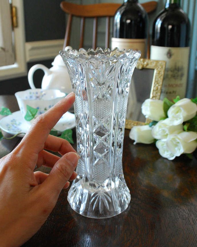 アンティーク 雑貨のガラス小物　アンティーク雑貨　ダイヤのカッティングが美しいフラワーベース、アンティークプレスドグラス（花器）。キラキラ輝く美しさ置いておくだけでも絵になるデザイン。(pg-4458)