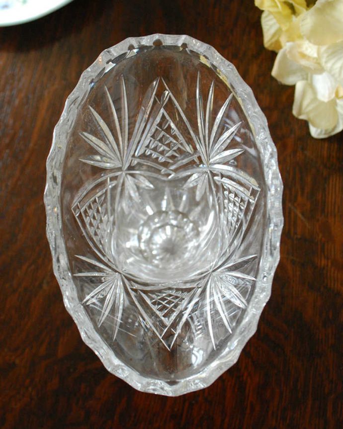 アンティーク 雑貨のガラス小物　アンティーク雑貨　扇型の美しいデザインのプレスドグラス、アンティークのフラワーベース。上から見るとこんな感じです。(pg-4459)
