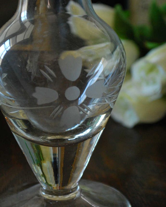 アンティーク 雑貨のガラス小物　アンティーク雑貨　シルエットが美しい一輪挿し、プレスドグラスのアンティークフラワーベース。光が入るとキラキラと輝きますサイズが大きなプレスドグラスは、より太陽の光を反射してキラキラと輝きます。(pg-4460)
