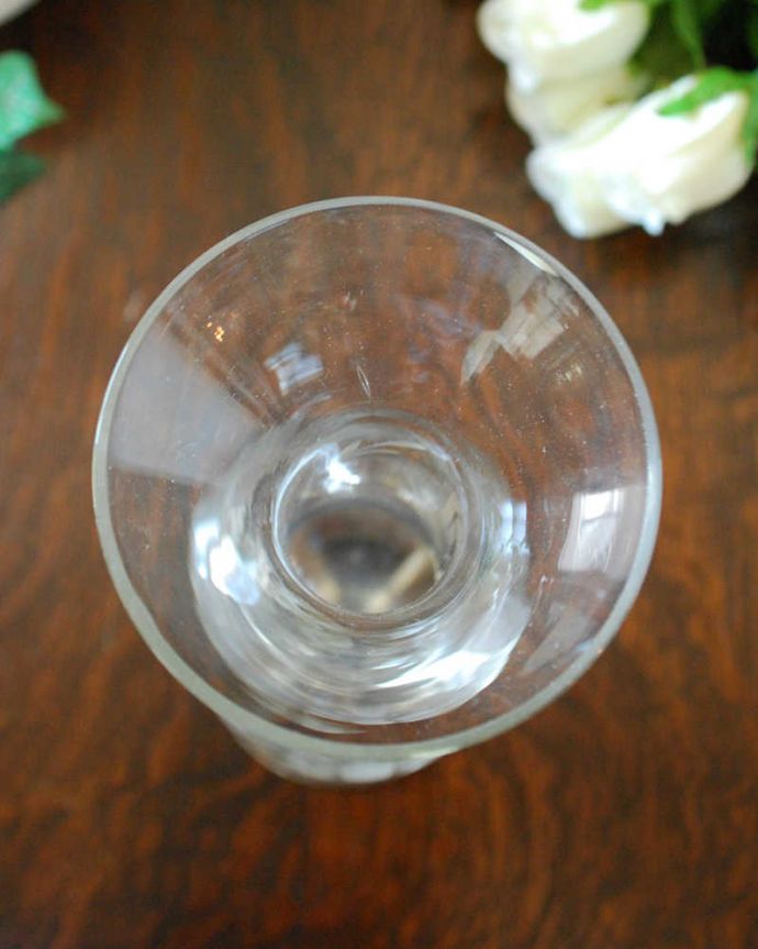 アンティーク 雑貨のガラス小物　アンティーク雑貨　シルエットが美しい一輪挿し、プレスドグラスのアンティークフラワーベース。上からのぞいて見ると･･･アンティークなので多少のキズ・欠けがある場合がありますが、使用上問題はありませんので、ご了承下さい。(pg-4460)