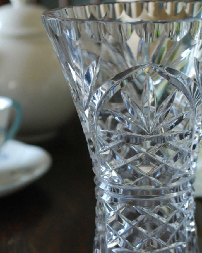 アンティーク 雑貨のガラス小物　アンティーク雑貨　イギリスアンティークの花瓶、カッティングがとっても可愛いフラワーベース。普段の生活にパッと華を添えてくれるアンティーク気軽に使えるアンティークのプレスドグラスの中で、もっとも英国らしいアイテムの花器。(pg-4461)