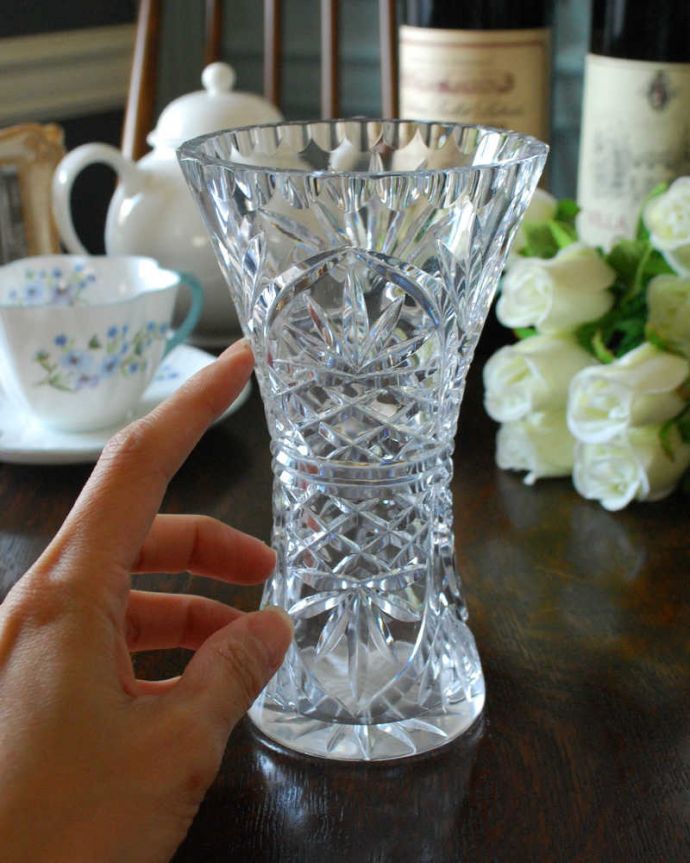 アンティーク 雑貨のガラス小物　アンティーク雑貨　イギリスアンティークの花瓶、カッティングがとっても可愛いフラワーベース。キラキラ輝く美しさ置いておくだけでも絵になるデザイン。(pg-4461)