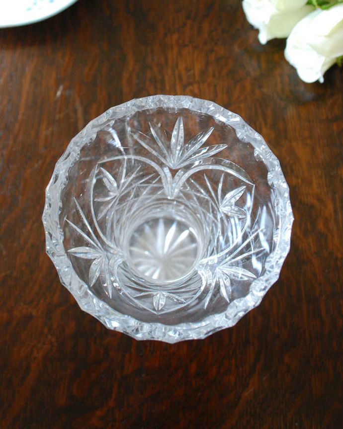 アンティーク 雑貨のガラス小物　アンティーク雑貨　イギリスアンティークの花瓶、カッティングがとっても可愛いフラワーベース。上から見て中をチェックアンティークなので多少の欠けやキズがある場合がありますが、使用上問題ありませんのでご了承下さい。(pg-4461)