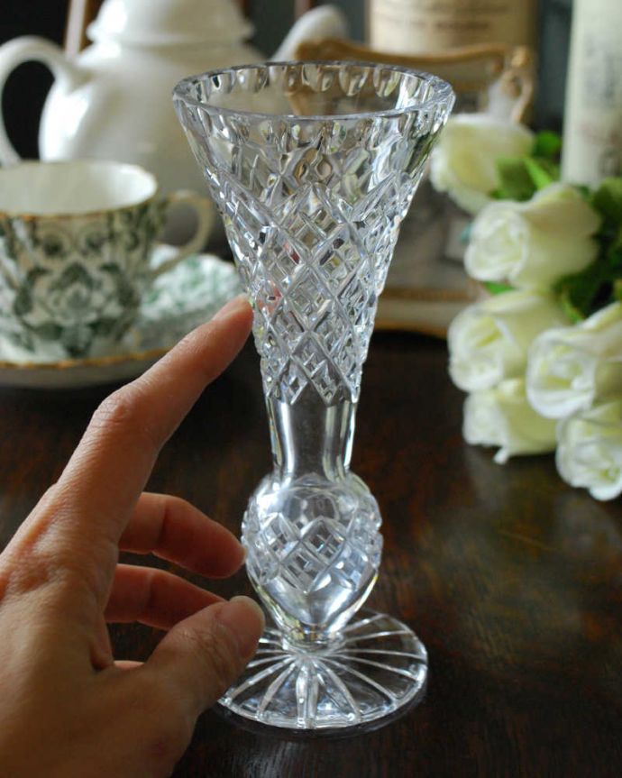 アンティーク 雑貨のガラス小物　アンティーク雑貨　オブジェのような形が美しいガラスフラワーベース（花器）、アンティークプレスドグラス。飾るだけで絵になる美しさ。(pg-4462)