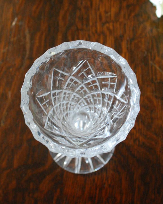 アンティーク 雑貨のガラス小物　アンティーク雑貨　オブジェのような形が美しいガラスフラワーベース（花器）、アンティークプレスドグラス。上から見るとこんな感じです。(pg-4462)