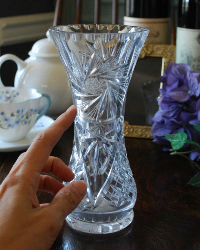 アンティーク 雑貨のガラス小物　アンティーク雑貨　アンティークのガラス雑貨、星がきらめくプレスドグラスのフラワーベース。気軽に使えるフラワーベース英国らしくいろんなサイズが見つかる花器。(pg-4463)