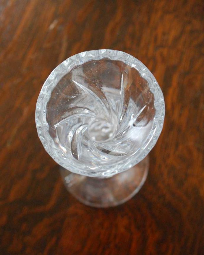 アンティーク 雑貨のガラス小物　アンティーク雑貨　スレンダーで美しい一輪挿し、プレスドグラスのアンティークフラワーベース。上から見るとこんな感じです。(pg-4464)