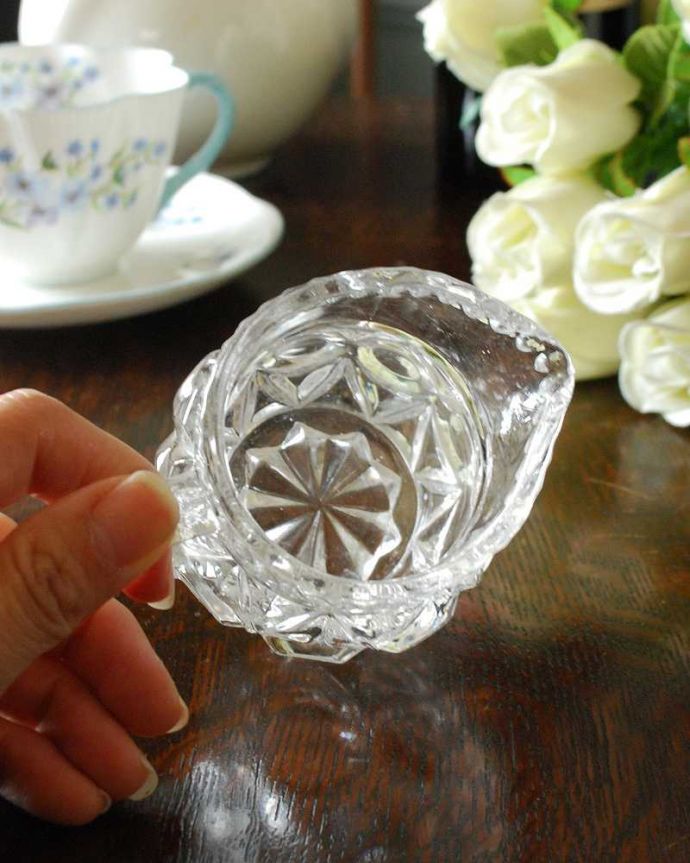 アンティーク 雑貨のガラス小物　アンティーク雑貨　小さくて可愛いガラスピッチャー、アンティークのプレスドグラス。上から見るとこんな感じです。(pg-4466)