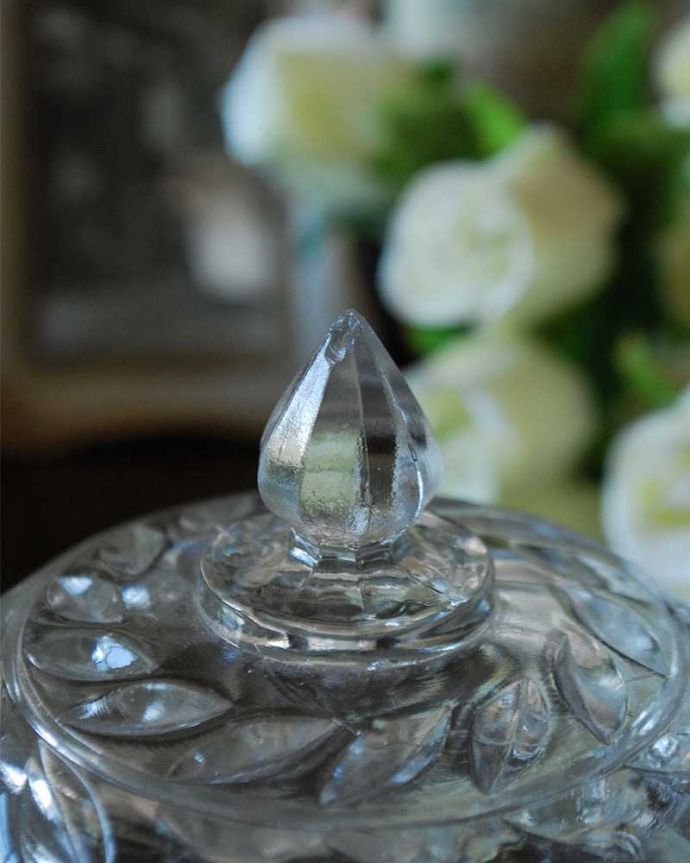 アンティーク 雑貨のガラス小物　アンティーク雑貨　女性らしいふんわりした形のアンティークプレスドグラス（ガラスケース）。ふたを開ける度にワクワク中にお菓子や文具などいろんなものを入れて使ってみて下さい。(pg-4475)