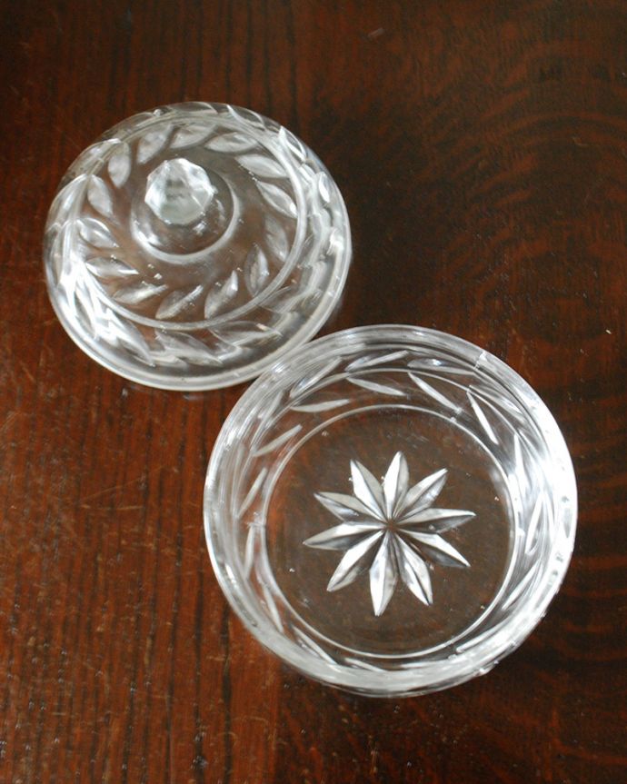 アンティーク 雑貨のガラス小物　アンティーク雑貨　女性らしいふんわりした形のアンティークプレスドグラス（ガラスケース）。上から見るとこんな感じアンティークなので多少のキズや欠けがある場合がありますが、使用上問題はありませんのでご了承下さい。(pg-4475)