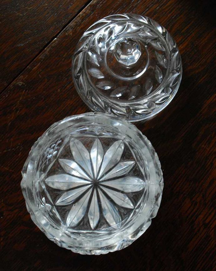 アンティーク 雑貨のガラス小物　アンティーク雑貨　ツボミの様な持ち手が可愛いフタ付きガラスケース、アンティーク　プレスドグラス。上から見るとこんな感じです。(pg-4476)