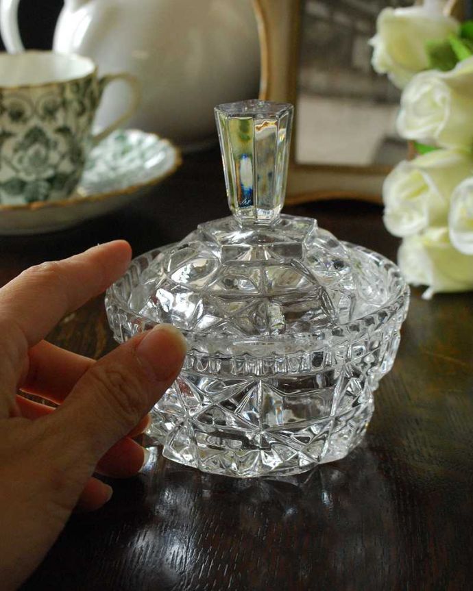 アンティーク 雑貨のガラス小物　アンティーク雑貨　宝石みたいな持ち手、フタ付きアンティークガラスケース、プレスドグラス。どこに置いても絵になるガラスのケースです。(pg-4477)