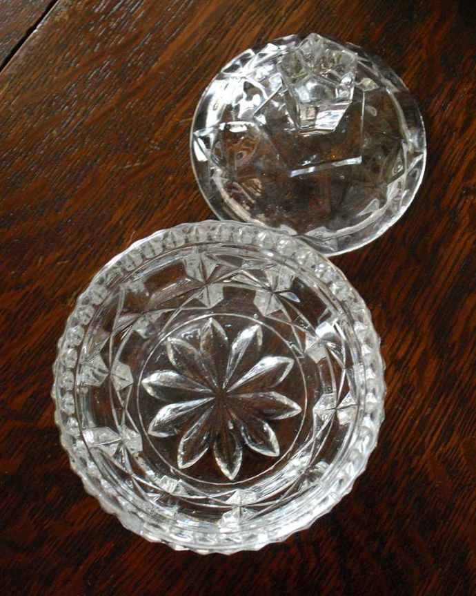 アンティーク 雑貨のガラス小物　アンティーク雑貨　宝石みたいな持ち手、フタ付きアンティークガラスケース、プレスドグラス。上から見るとこんな感じです。(pg-4477)