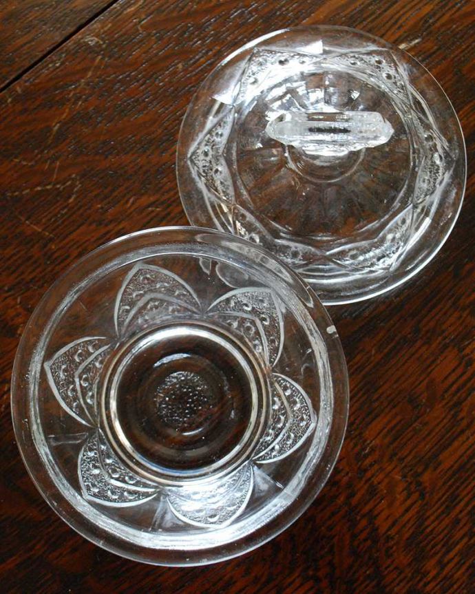 アンティーク 雑貨のガラス小物　アンティーク雑貨　フタ付きアンティークガラスケース、キレイなプレスドグラス。上から見るとこんな感じです。(pg-4479)