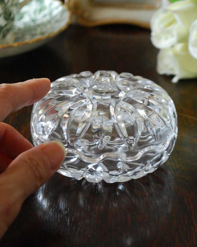 アンティーク 雑貨のガラス小物　アンティーク雑貨　レースカットの縁どりがキレイなフタ付きガラスケース、アンティークプレスドグラス。どこに置いても華やかなガラスのケースです。(pg-4480)