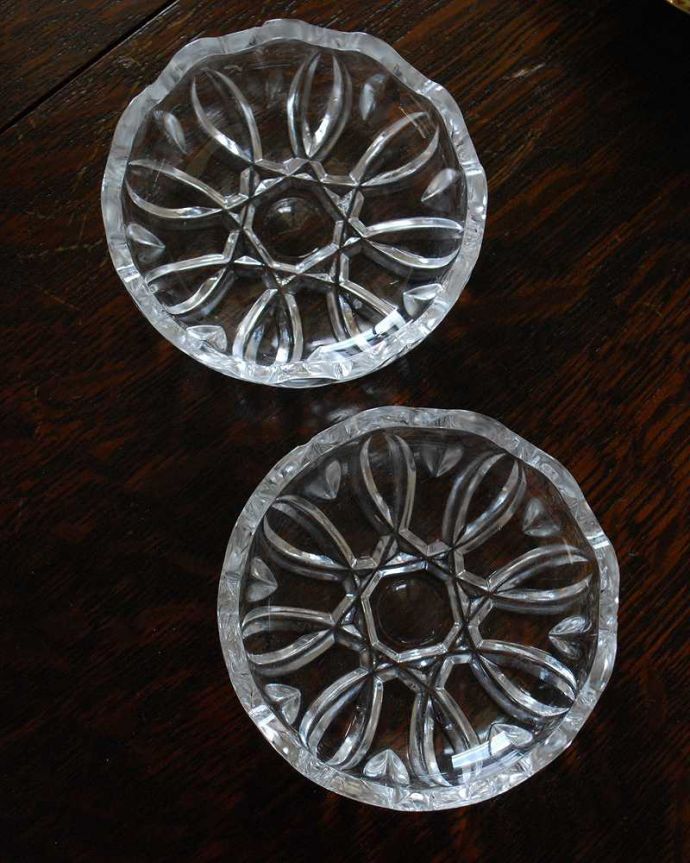 アンティーク 雑貨のガラス小物　アンティーク雑貨　レースカットの縁どりがキレイなフタ付きガラスケース、アンティークプレスドグラス。上から見るとこんな感じです。(pg-4480)