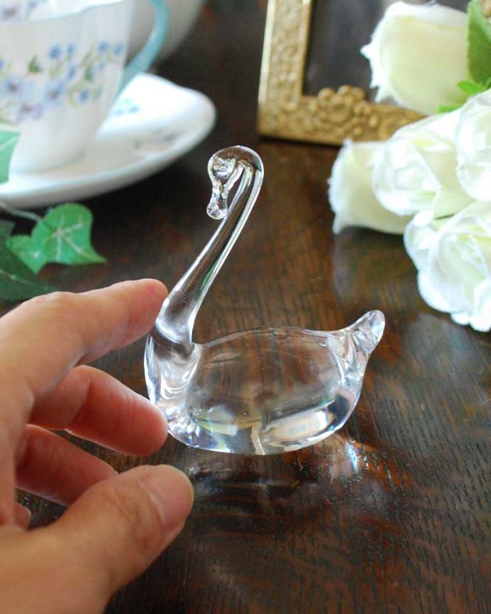 アンティーク 雑貨のガラス小物　アンティーク雑貨　クリアガラスの可愛いスワンのオブジェ、アンティークプレスドグラス（白鳥）。大きさはこれくらいですコレクションしたくなるくらい、いろんなサイズのものがあります。(pg-4487)
