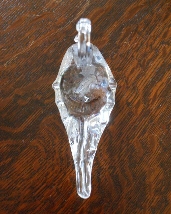 アンティーク 雑貨のガラス小物　アンティーク雑貨　ネックラインがキレイなガラスのスワン（白鳥）のオブジェ、アンティーク プレスドグラス 。上から見るとこんな感じです。(pg-4488)