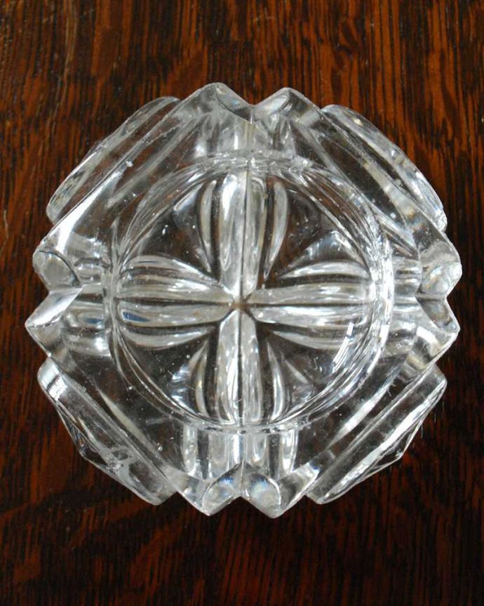 アンティーク 雑貨のガラス小物　アンティーク雑貨　イギリスのアンティークのガラス雑貨、スパイスボウル。使う度に、なんだかワクワク食事の時間が楽しくなっちゃう美しいデザイン。(pg-4489)