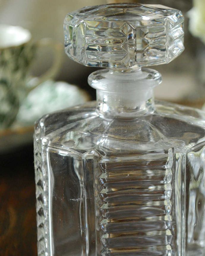 アンティーク 雑貨のガラス小物　アンティーク雑貨　大人っぽいフレグランスボトル（香水瓶）アンティーク プレスドグラス。アンティークのため、多少の欠け・傷がある場合がありますが、使用上問題はありませんので、ご了承下さい。(pg-4491)