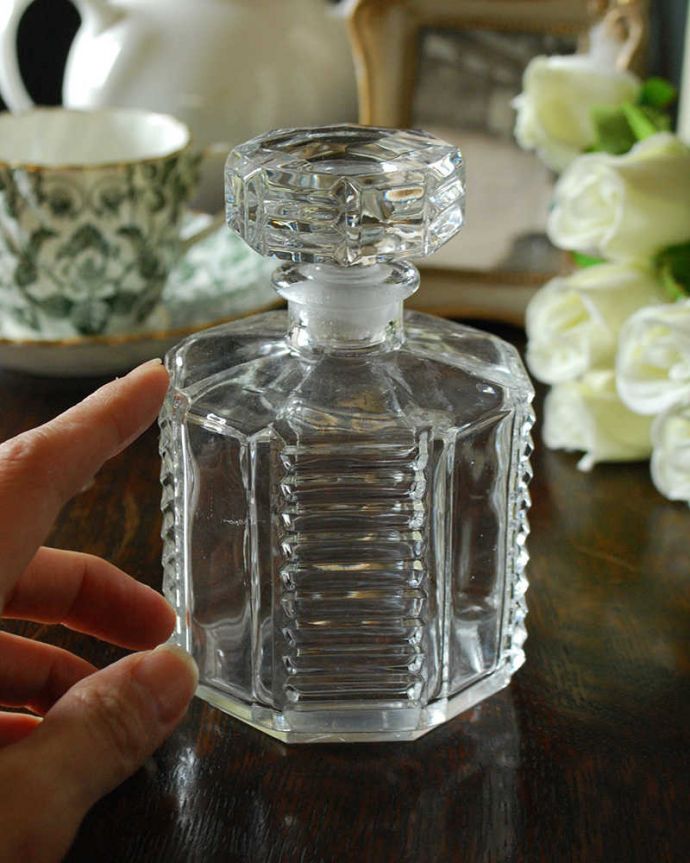 アンティーク 雑貨のガラス小物　アンティーク雑貨　大人っぽいフレグランスボトル（香水瓶）アンティーク プレスドグラス。どこに置いても華やかなフレグランスボトルです。(pg-4491)