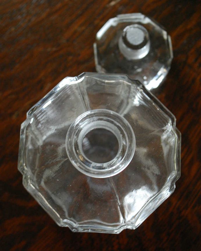 アンティーク 雑貨のガラス小物　アンティーク雑貨　大人っぽいフレグランスボトル（香水瓶）アンティーク プレスドグラス。上から見るとこんな感じです。(pg-4491)