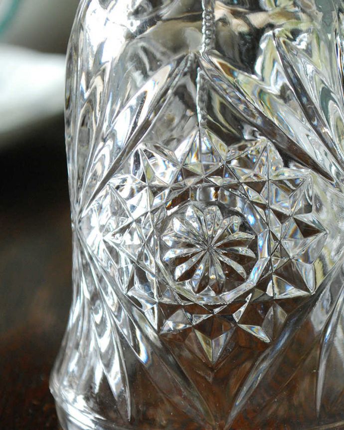 アンティーク 雑貨のガラス小物　アンティーク雑貨　アンティークのガラスで出来たディナーベル、お花がポイントのプレスドグラス。装飾も美しいガラスで出来たベル使用人を呼ぶために日常的に使われていたベル。(pg-4493)