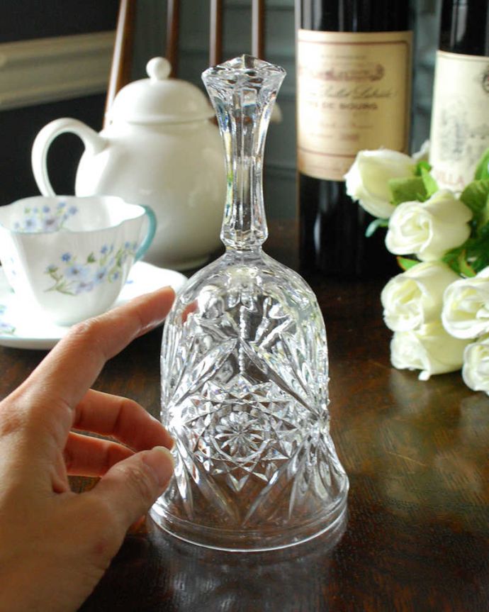 アンティーク 雑貨のガラス小物　アンティーク雑貨　アンティークのガラスで出来たディナーベル、お花がポイントのプレスドグラス。大きさはこれくらいですいろんな場所に置いて使われていただけあって、大きさもいろいろ。(pg-4493)