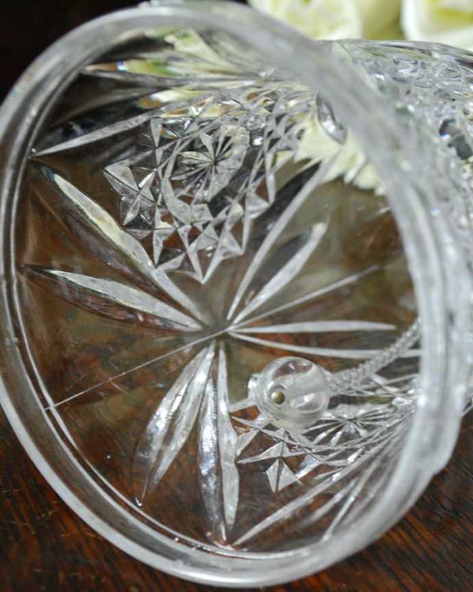 アンティーク 雑貨のガラス小物　アンティーク雑貨　アンティークのガラスで出来たディナーベル、お花がポイントのプレスドグラス。キレイな音を奏でてくれますアンティークなので多少のキズやカケがある場合はありますが、きちんと鳴ります。(pg-4493)
