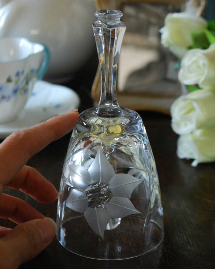 アンティーク 雑貨のガラス小物　アンティーク雑貨　お花のガラスベルでディスプレイを華やかに、英国アンティークプレスドグラス。お部屋のどこに置いても素敵なインテリアになります。(pg-4494)