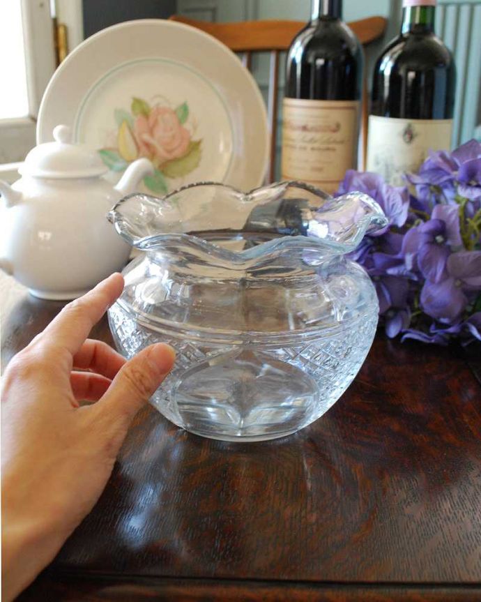 アンティーク 雑貨のガラス小物　アンティーク雑貨　縁どりのフリルカットが華やかなアンティーク　プレスドグラス（フラワーベース）。置いておくだけでも華やかです。(pg-4500)