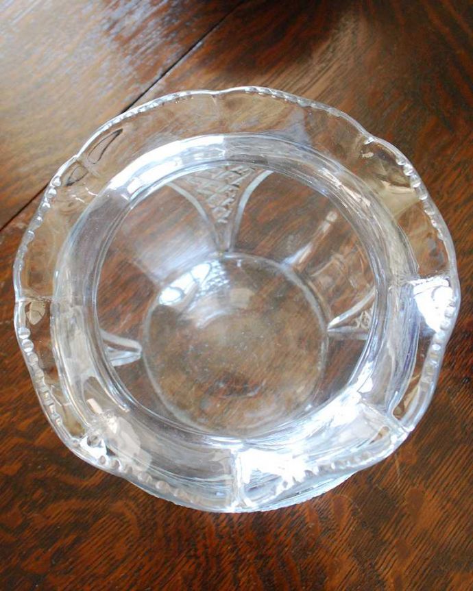 アンティーク 雑貨のガラス小物　アンティーク雑貨　縁どりのフリルカットが華やかなアンティーク　プレスドグラス（フラワーベース）。上から見るとこんな感じです。(pg-4500)