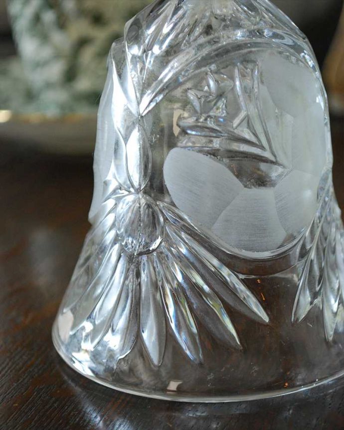 アンティーク 雑貨のガラス小物　アンティーク雑貨　憧れのアンティークのガラスのベル、英国アンティークのプレスドグラス。装飾も美しいガラスで出来たベル使用人を呼ぶために日常的に使われていたベル。(pg-4502)
