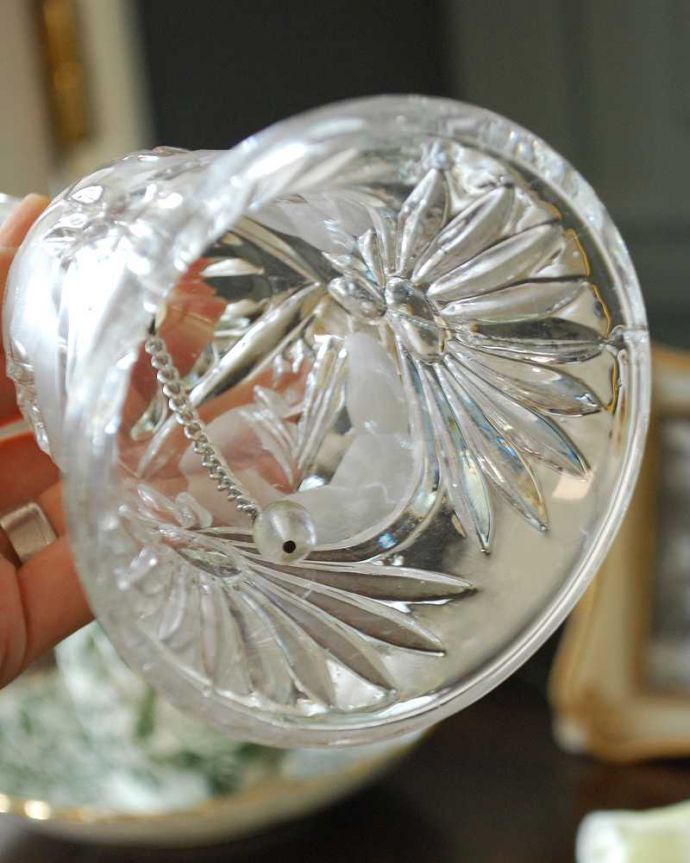 アンティーク 雑貨のガラス小物　アンティーク雑貨　憧れのアンティークのガラスのベル、英国アンティークのプレスドグラス。キレイな音を奏でてくれますアンティークなので多少のキズやカケがある場合はありますが、きちんと鳴ります。(pg-4502)