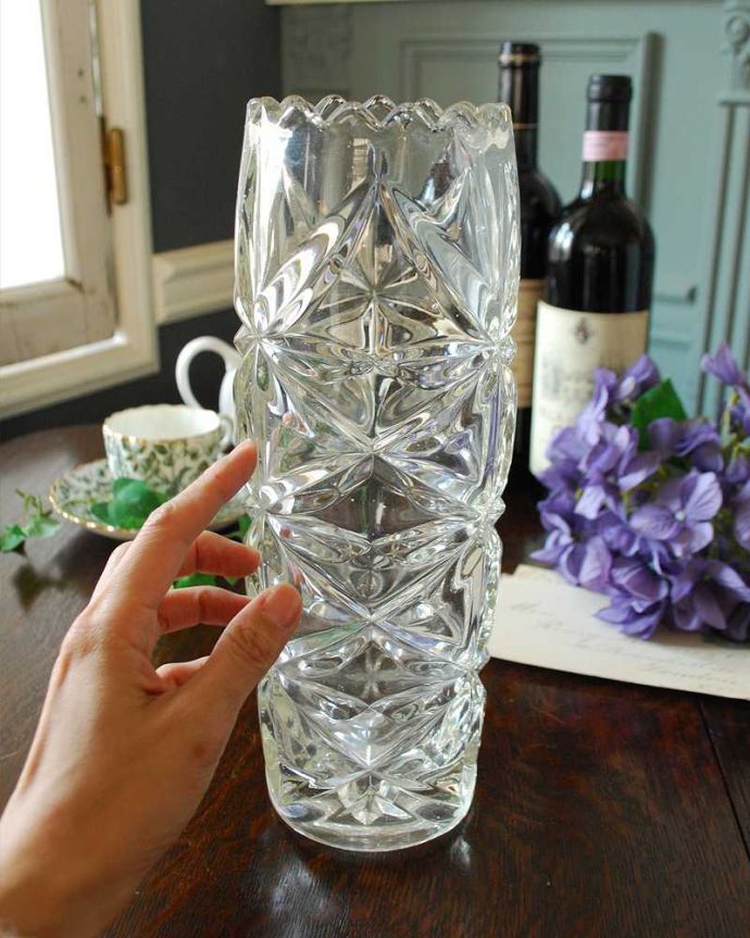 アンティーク 雑貨のガラス小物　アンティーク雑貨　華やかなカッティングが美しいフラワーベース、アンティークプレスドグラス（花器）。置くだけで華やかな雰囲気大きなサイズの花器は、お家に1つは欲しいアイテム。(pg-4504)