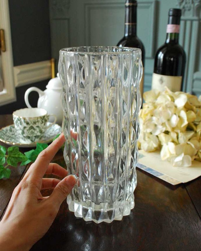 アンティーク 雑貨のガラス小物　アンティーク雑貨　波打つデザインが涼しげなアンティークガラスのフラワーべース（プレスドグラス）。飾るだけで絵になる美しさ。(pg-4505)