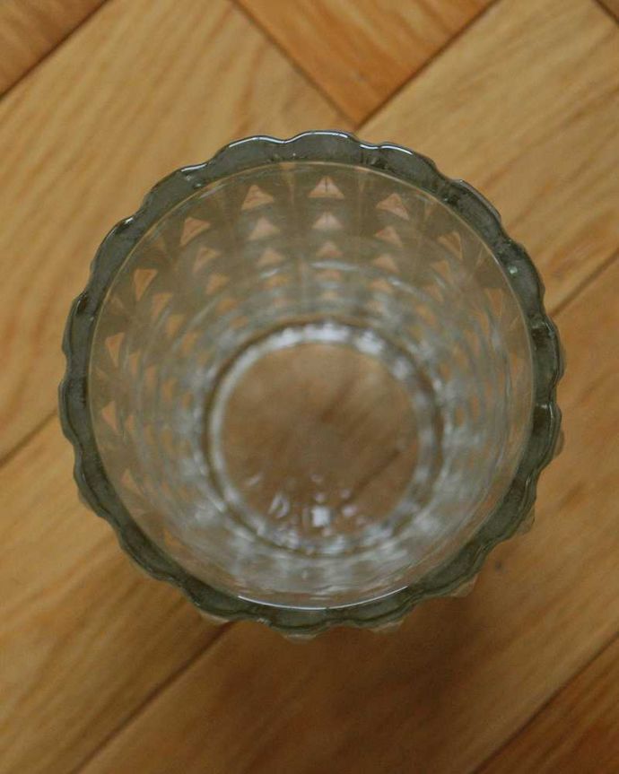 アンティーク 雑貨のガラス小物　アンティーク雑貨　波打つデザインが涼しげなアンティークガラスのフラワーべース（プレスドグラス）。上から見るとこんな感じです。(pg-4505)