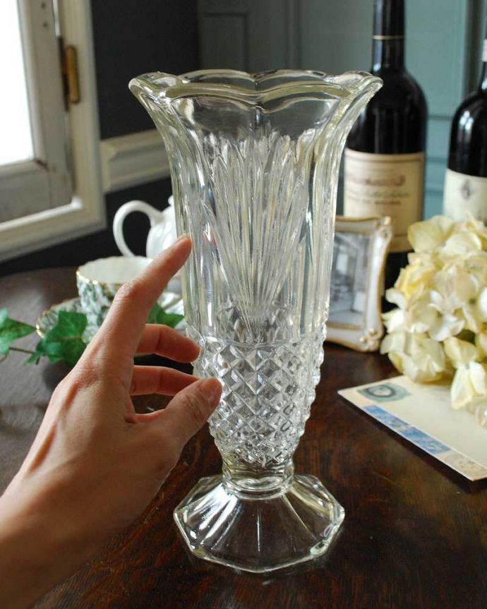 アンティーク 雑貨のガラス小物　アンティーク雑貨　どんなインテリアにも合う一輪挿しプレスドグラス、お洒落なフラワーベース。置くだけで華やかな雰囲気大きなサイズの花器は、お家に1つは欲しいアイテム。(pg-4506)