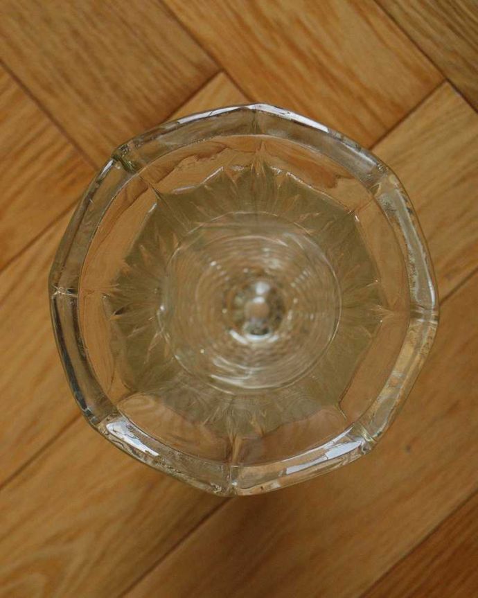 アンティーク 雑貨のガラス小物　アンティーク雑貨　どんなインテリアにも合う一輪挿しプレスドグラス、お洒落なフラワーベース。上からのぞいて見ると･･･アンティークなので多少のキズ・欠けがある場合がありますが、使用上問題はありませんので、ご了承下さい。(pg-4506)