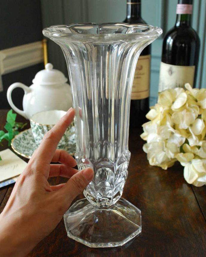 アンティーク 雑貨のガラス小物　アンティーク雑貨　どんなインテリアにも合う一輪挿しプレスドグラス、お花みたいなフラワーベース。置くだけで華やかな雰囲気大きなサイズの花器は、お家に1つは欲しいアイテム。(pg-4507)