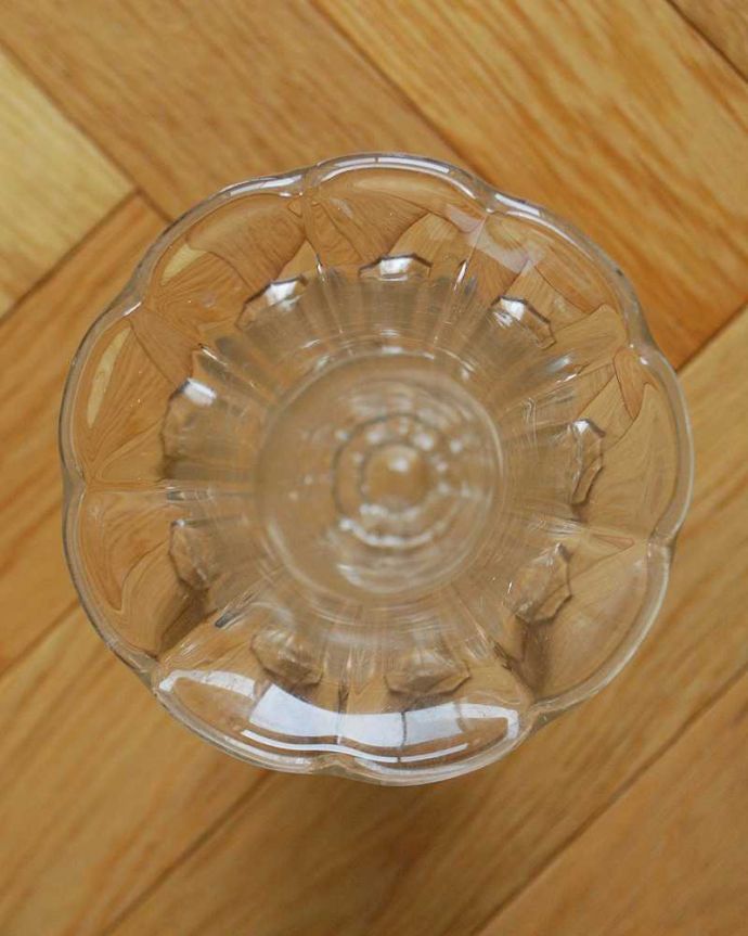 アンティーク 雑貨のガラス小物　アンティーク雑貨　どんなインテリアにも合う一輪挿しプレスドグラス、お花みたいなフラワーベース。上からのぞいて見ると･･･アンティークなので多少のキズ・欠けがある場合がありますが、使用上問題はありませんので、ご了承下さい。(pg-4507)