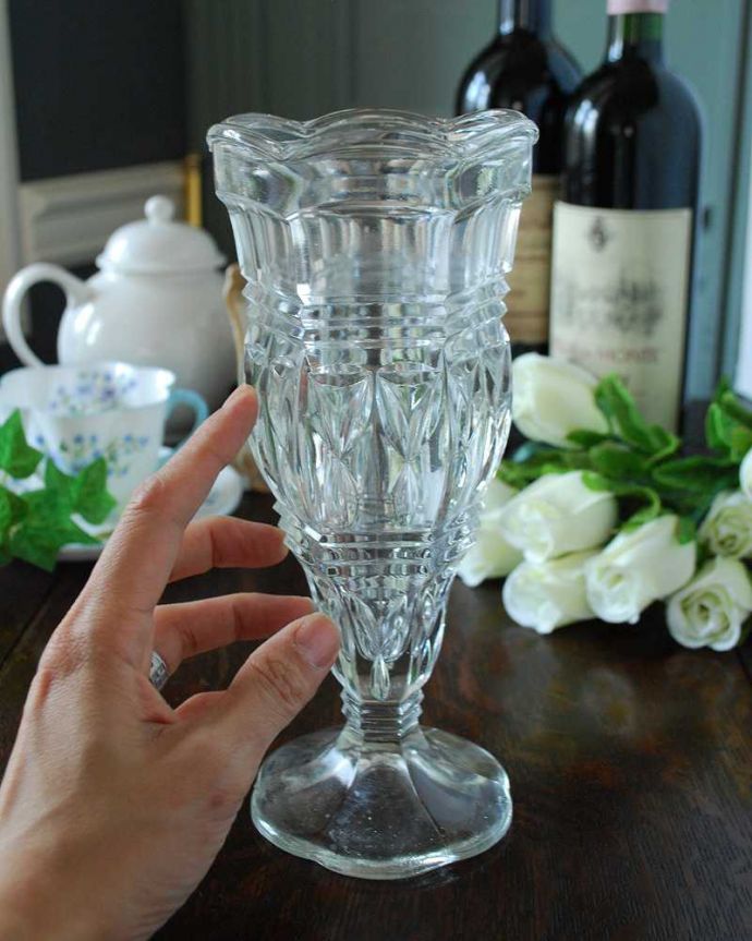 アンティーク 雑貨のガラス小物　アンティーク雑貨　アンティークガラスのキレイなフラワーベース（花器）、脚付のプレスドグラス。気軽に使えるフラワーベース英国らしくいろんなサイズが見つかる花器。(pg-4509)