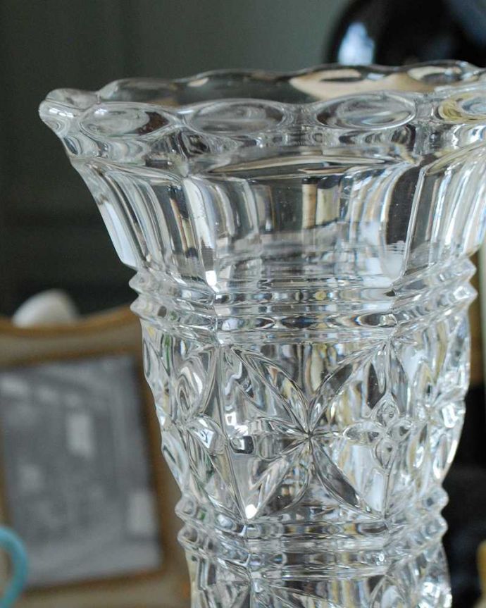 アンティーク 雑貨のガラス小物　アンティーク雑貨　お花のようなキレイな縁どり、アンティークプレスドグラスのフラワーベース（花器）。アンティークのため、多少の欠け・傷がある場合がありますが、使用上問題はありませんので、ご了承下さい。(pg-4510)